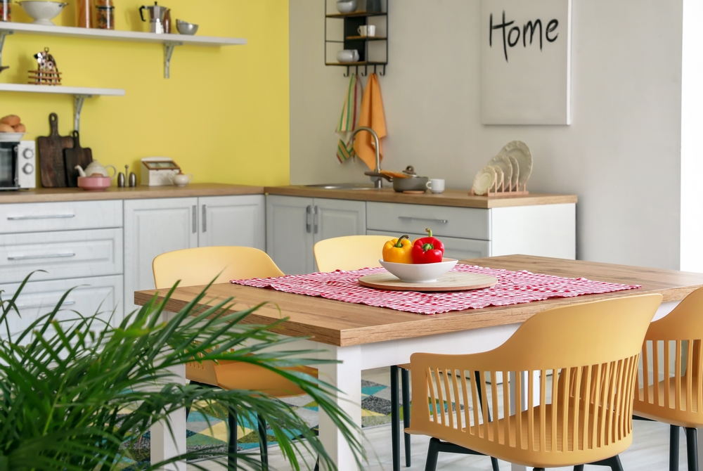bucatarie cu amenajare feng shui cu masa in centru