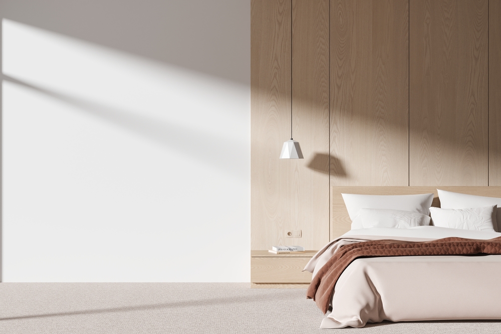 dormitor minimalist cu pat si lustra in lumina naturala