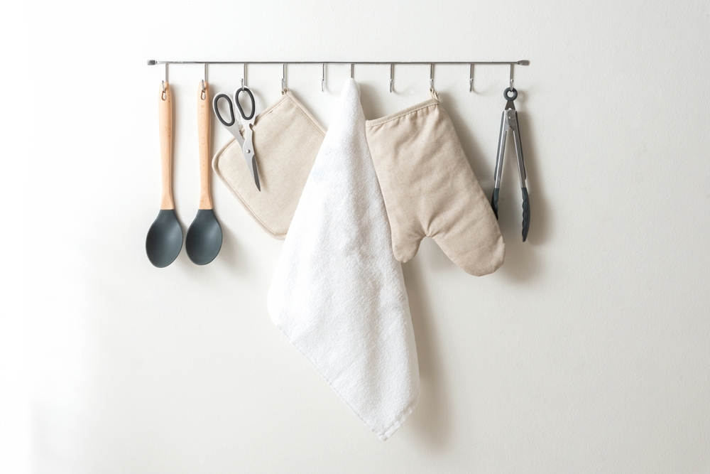 prosop de bucatarie alb cu ustensile de bucatarie pe fundal alb deschis