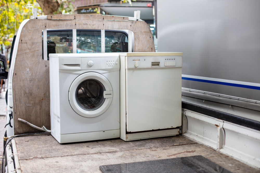 electrocasnice vechi intr-o duba duse la colectare si reciclare
