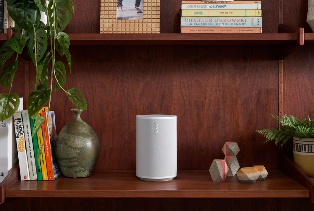boxa sonos era 100 alba pe un raft de biblioteca
