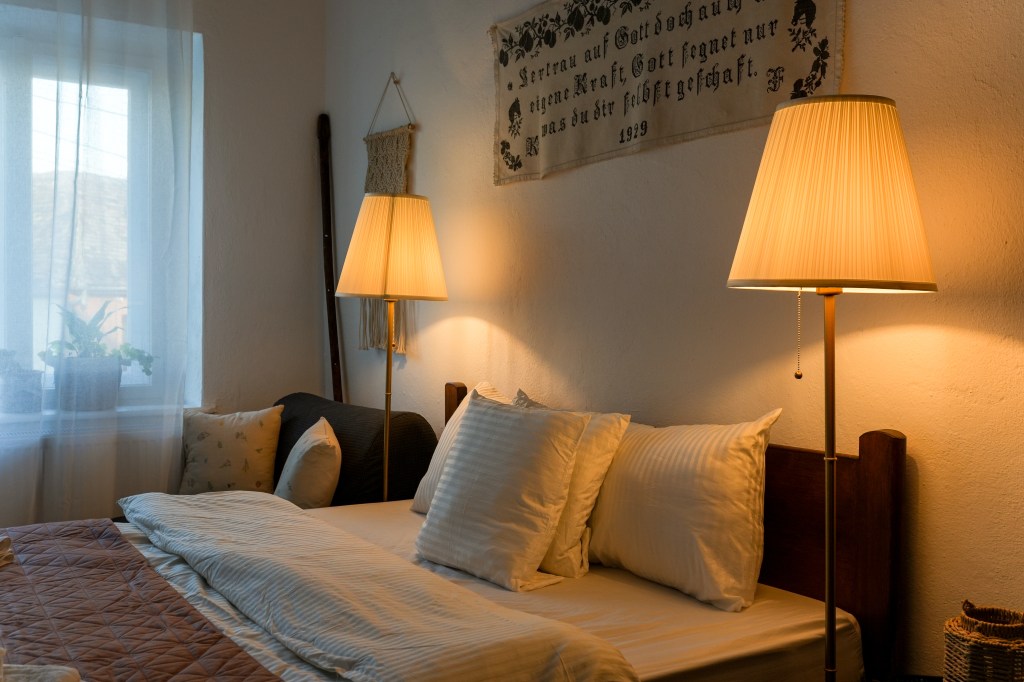 Albert Haus conține un apartament pentru turiști și un spațiu de activități pentru copiii din sat