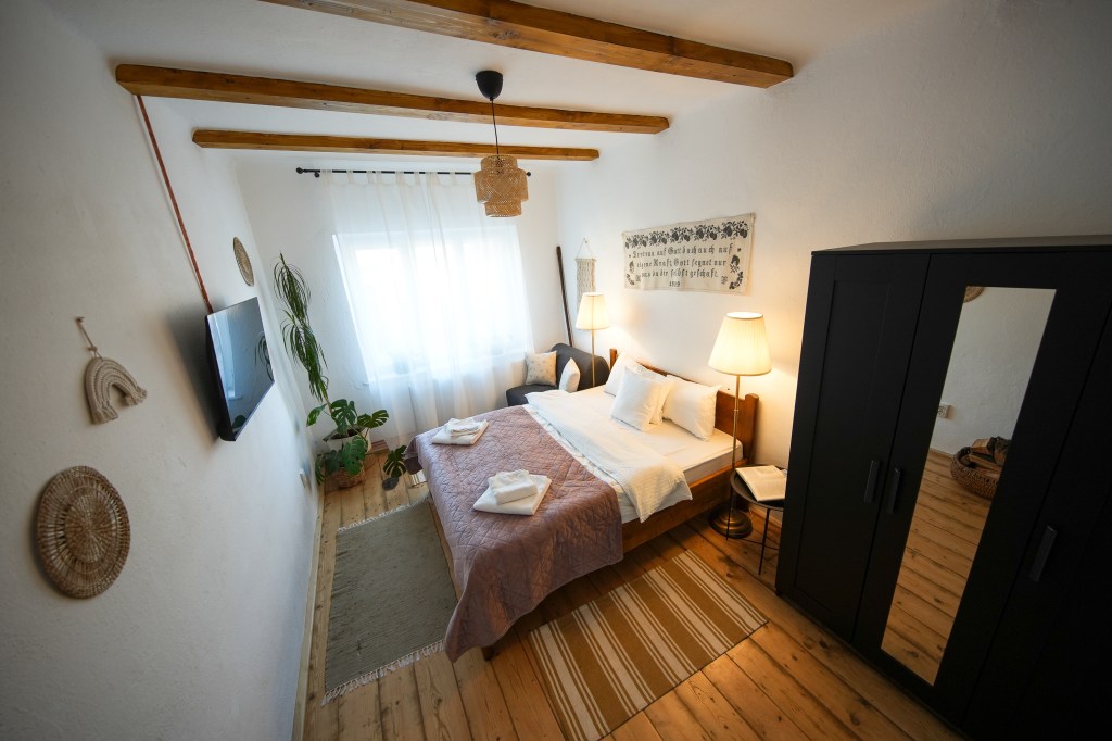 Albert Haus conține un apartament pentru turiști și un spațiu de activități pentru copiii din sat