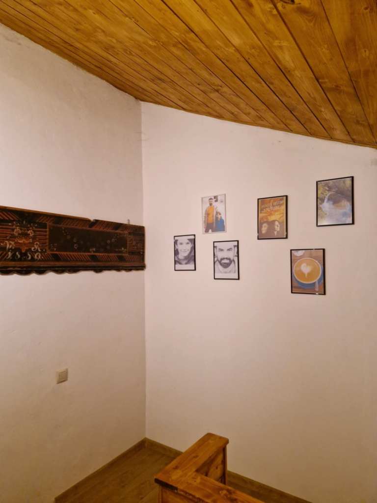 Cosmin locuiește la sat alături de fiul lui Albert