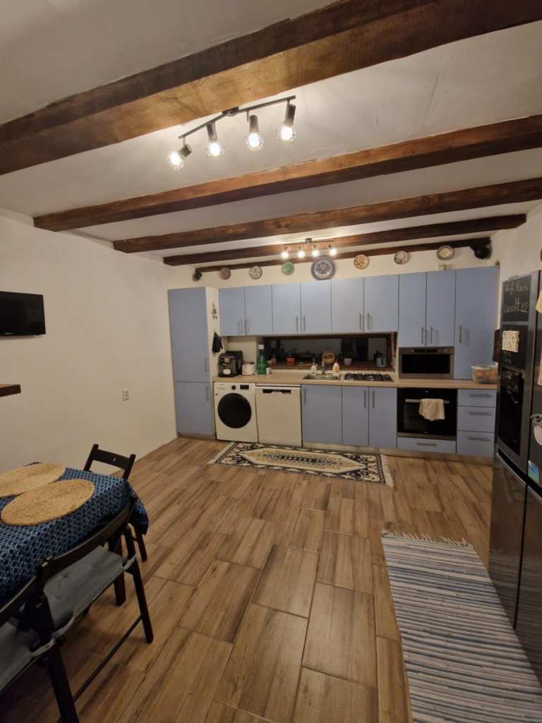 Cosmin locuiește la sat alături de fiul lui Albert