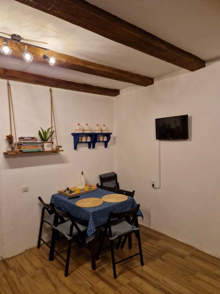 Cosmin locuiește la sat alături de fiul lui Albert