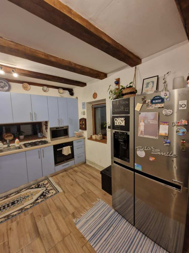 Cosmin locuiește la sat alături de fiul lui Albert