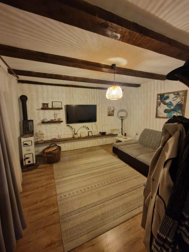 Cosmin locuiește la sat alături de fiul lui Albert