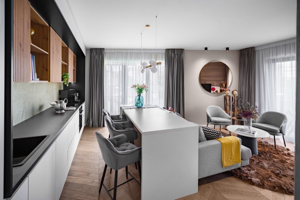 living open space cu bucătărie într-un apartament cu ferestre mari