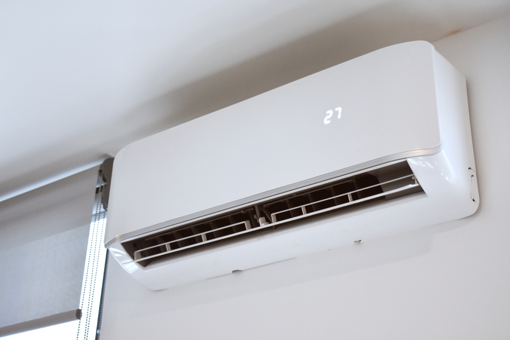aparat aer conditionat in casa setat la temperatura mare