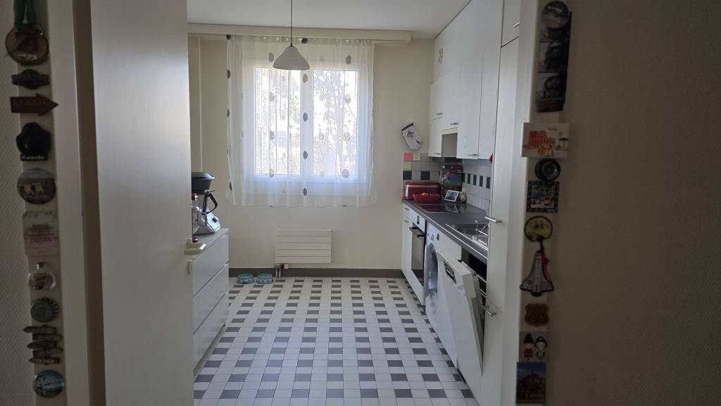 Andra s-a mutat în Geneva în 2016