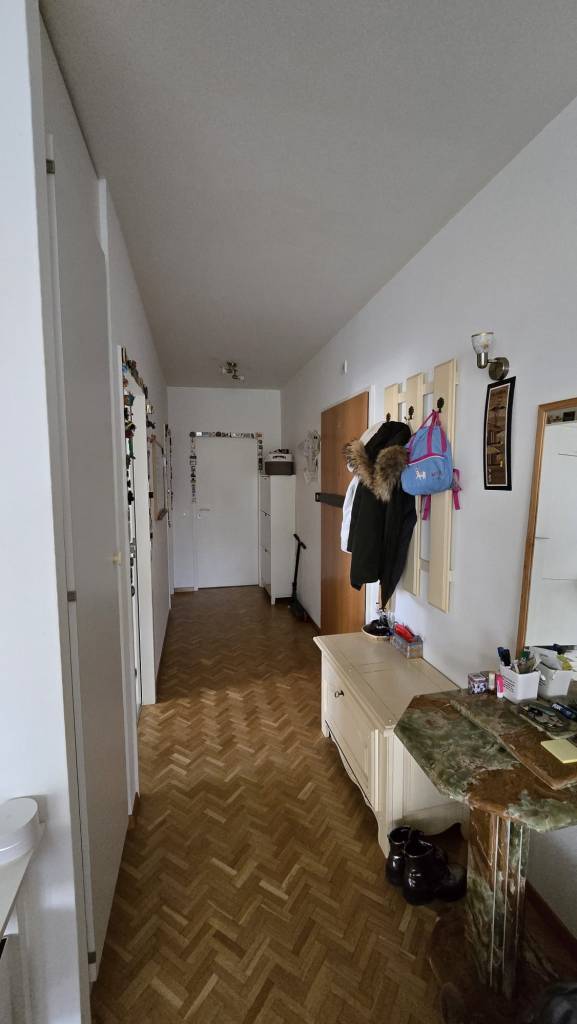 Tânăra locuiește în același apartament de când s-a stabilit în Elveția