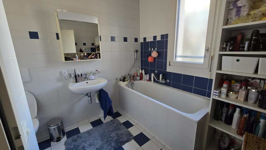 Tânăra locuiește în același apartament de când s-a stabilit în Elveția