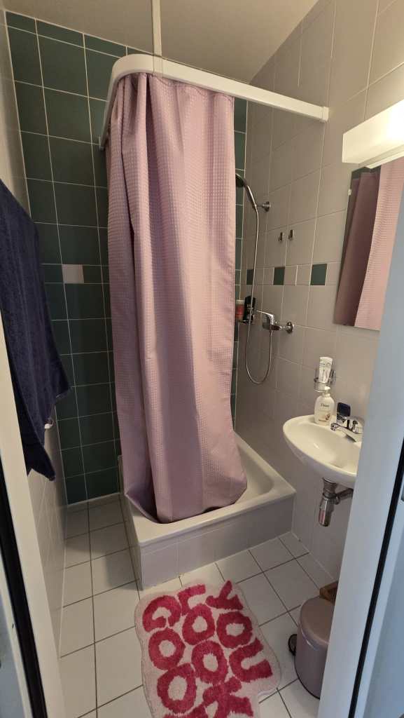 Tânăra locuiește în același apartament de când s-a stabilit în Elveția