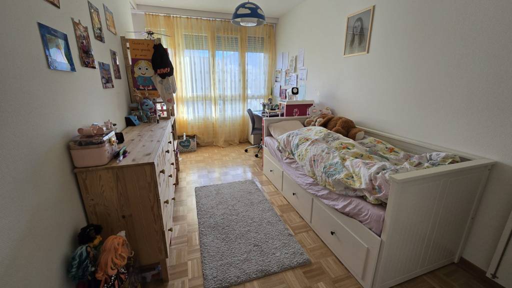 Tânăra locuiește în același apartament de când s-a stabilit în Elveția