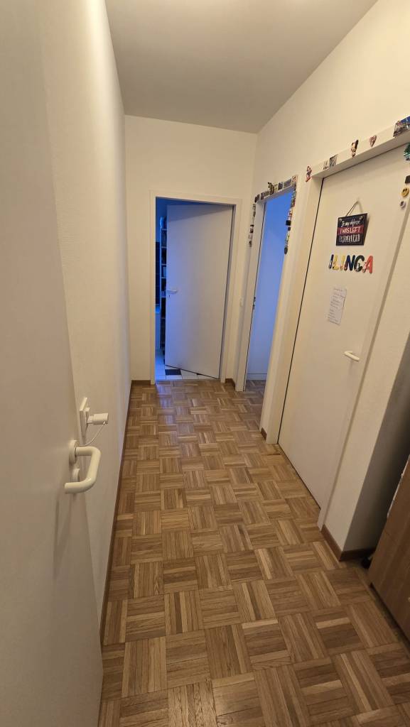 Tânăra locuiește în același apartament de când s-a stabilit în Elveția