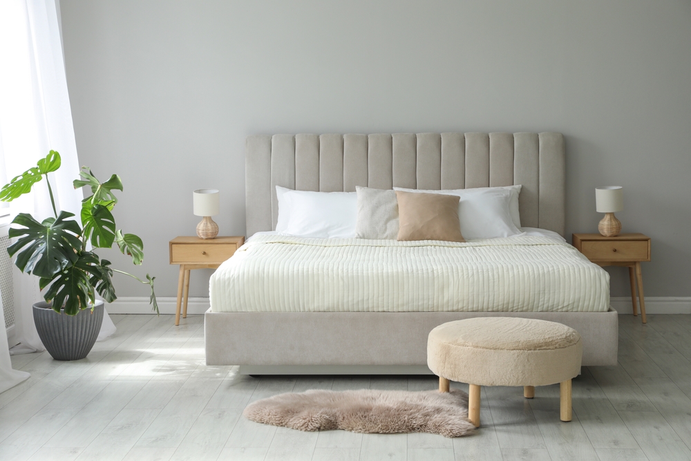 dormitor feng shui amenajare pentru armonie in cuplu cu noptiere pereche, taburet si planta verde
