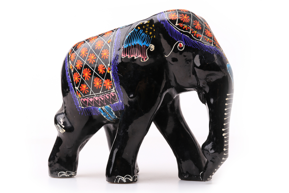 figurina din lemn elefant cu trompa jos
