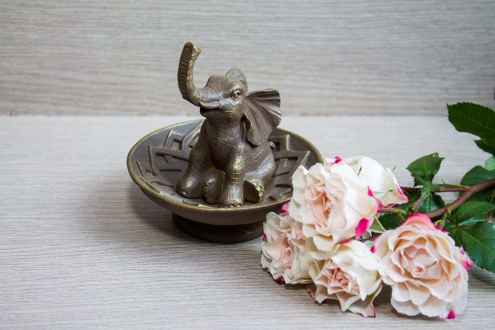 elefant cu trompa in sus figurina