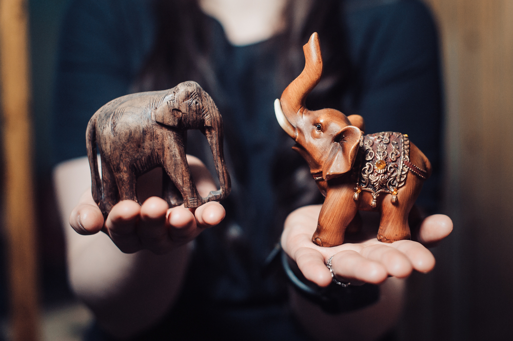 figurine din lemn elefant cu trompa sus si jos