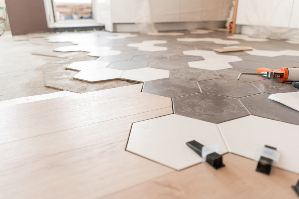 gresie fagure sau parchet laminat in bucatarie