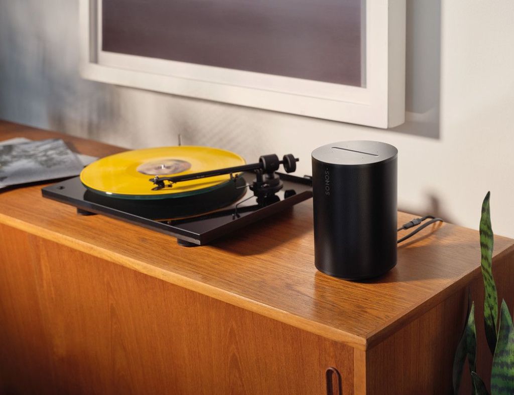 idei cadouri craciun: boxa sonos era 100 conectată la un pick up pe o consolă din lemn