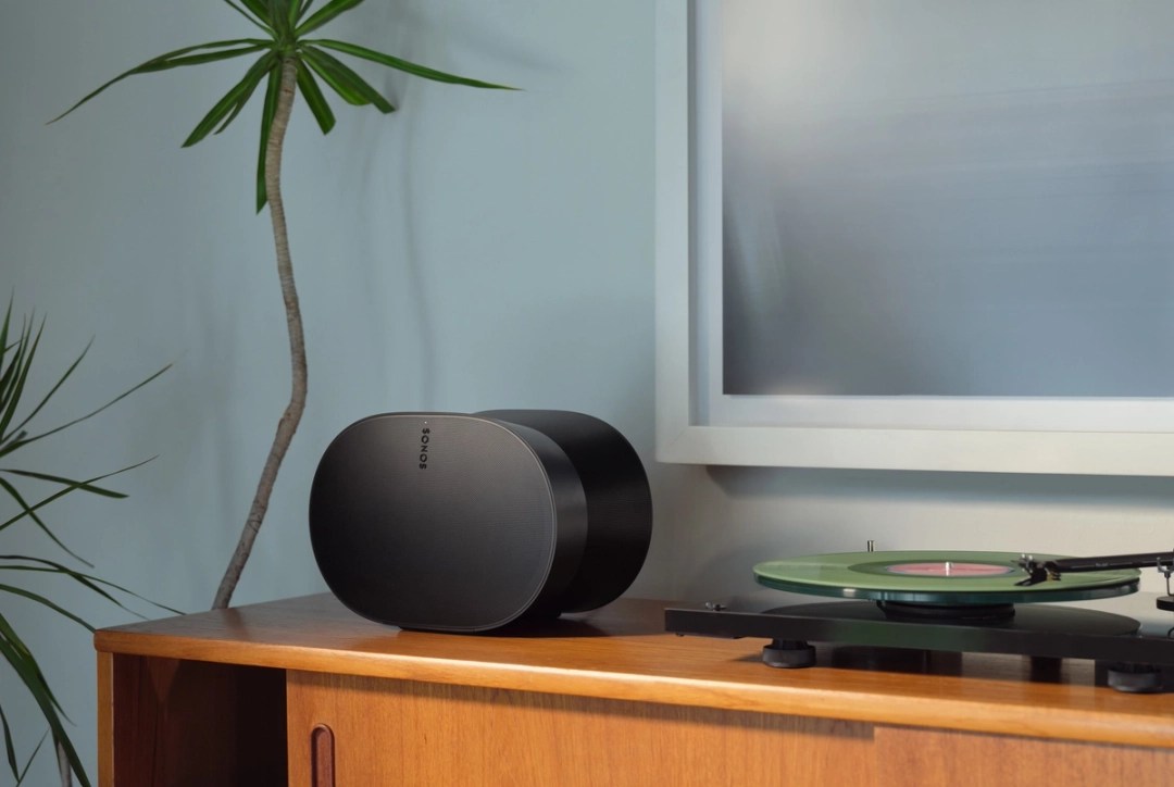 boxa sonos era 300 pe o comoda din lemn amenajare casa cu perete bleu si plante