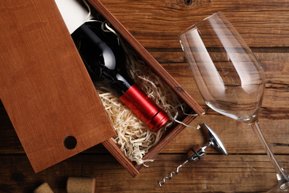 sticla de vin rosu oferita cadou cu tirbuson si pahar