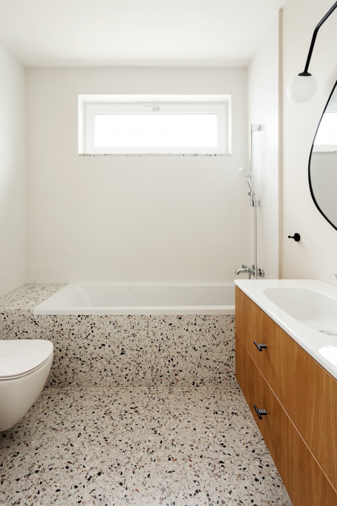 idei amenajare baie cu ceramica model terrazzo mobilier din lemn pereti albi