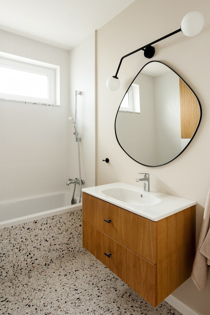 idei amenajare baie cu ceramica model terrazzo mobilier din lemn pereti albi
