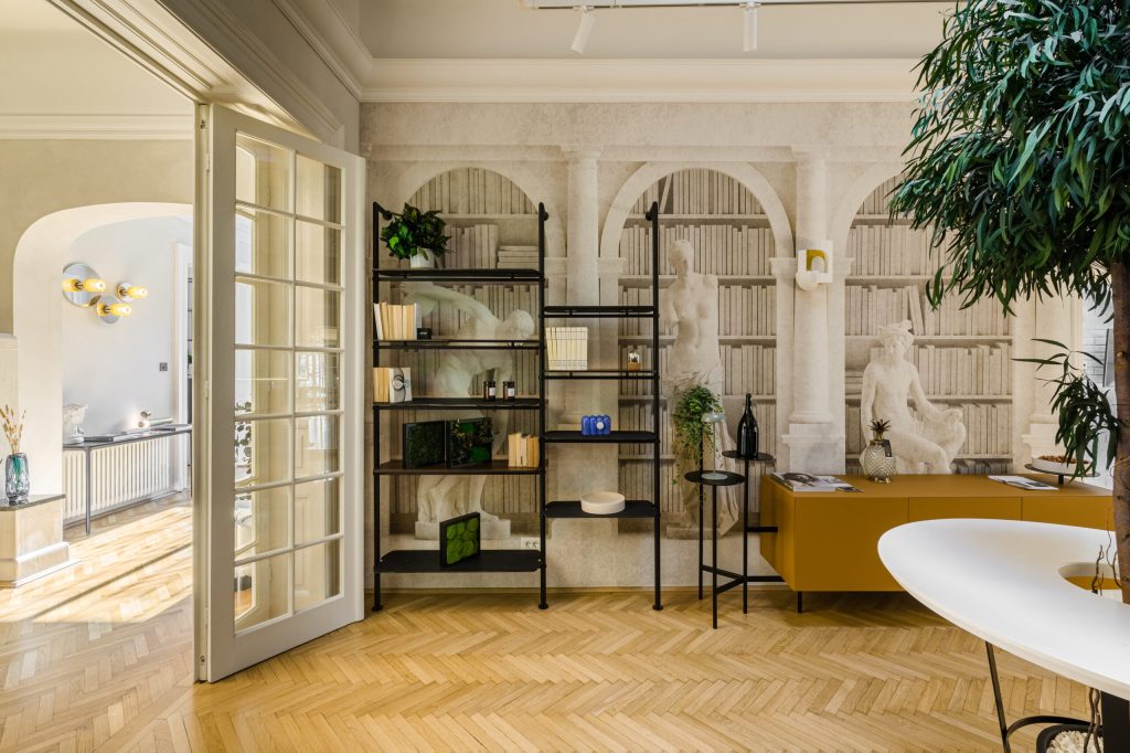casă veche showroom Iconist