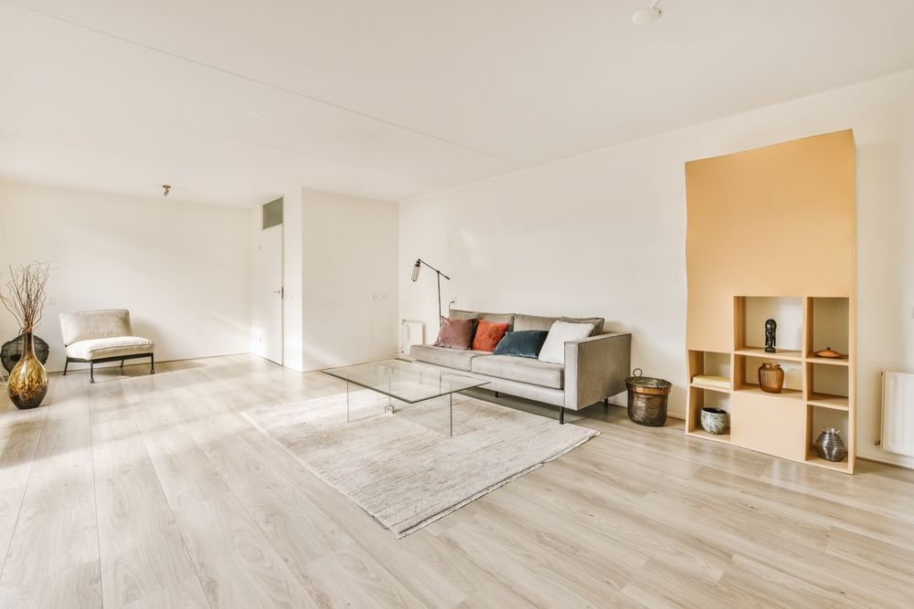 parchet gri in living combinatie de culori cu perete si mobilierul