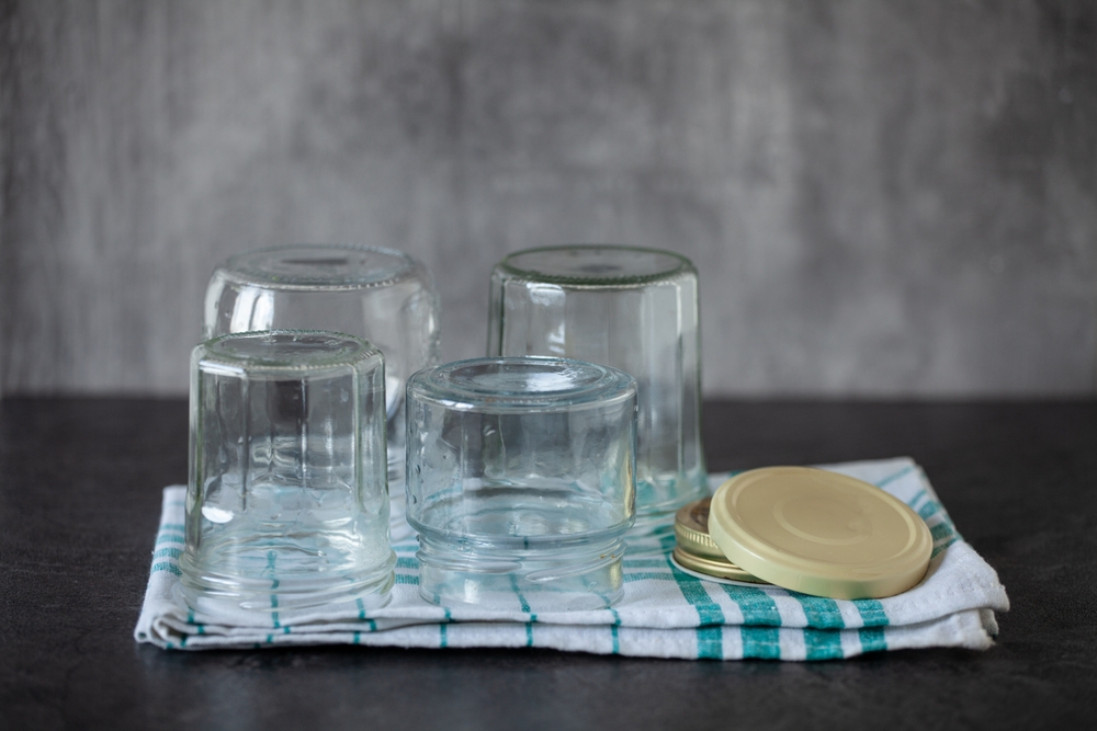 borcane sterilizate pe servetel de masa