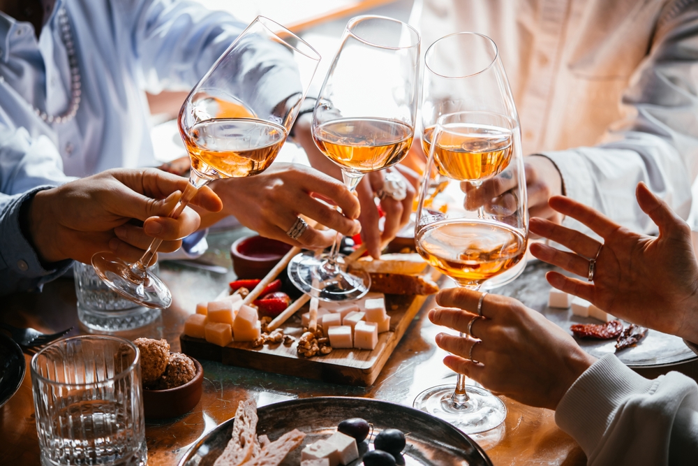masa cu prietenii pahare de vin care se ciocnesc