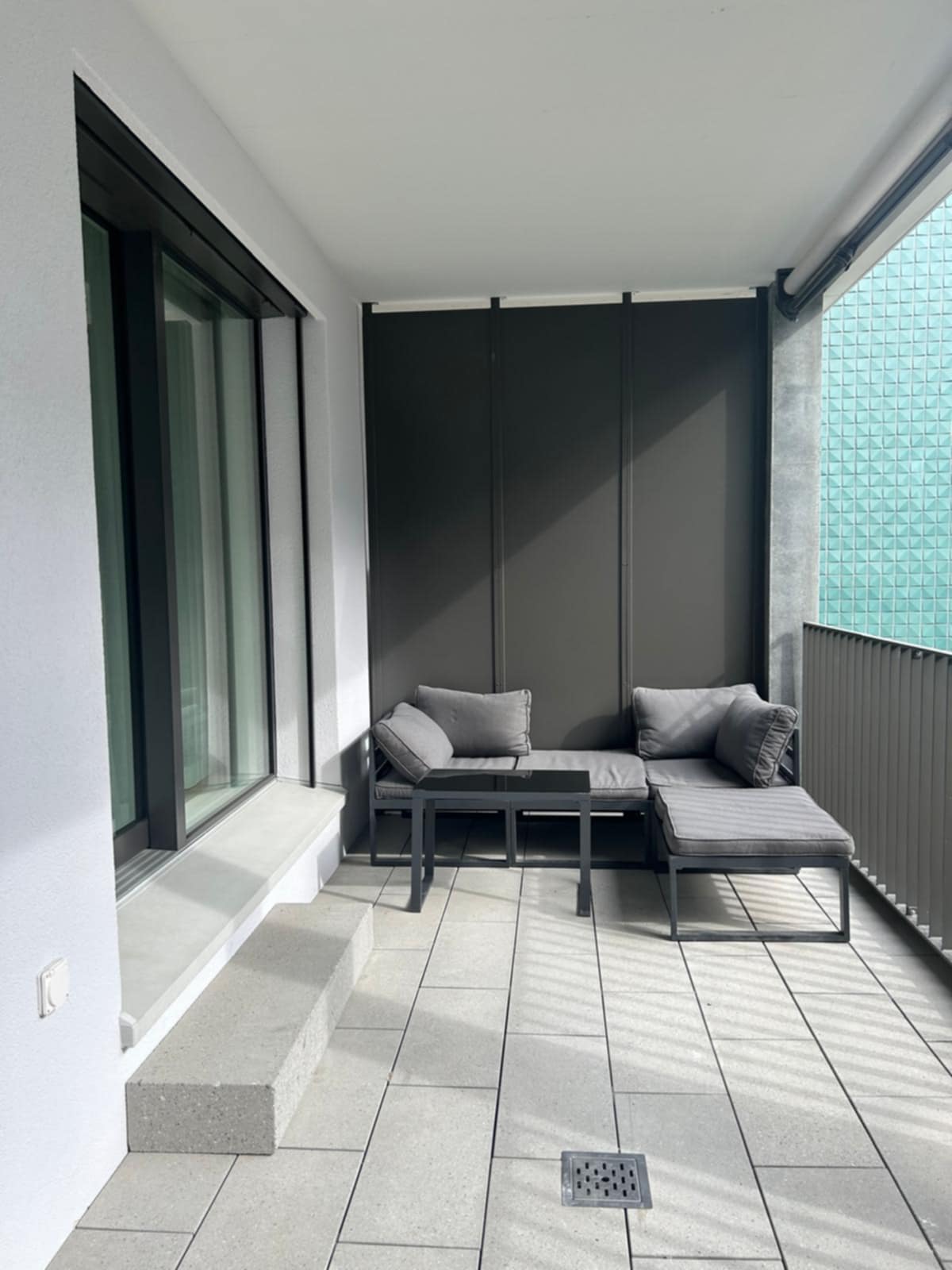 Balconul este unul dintre locurile lui preferate