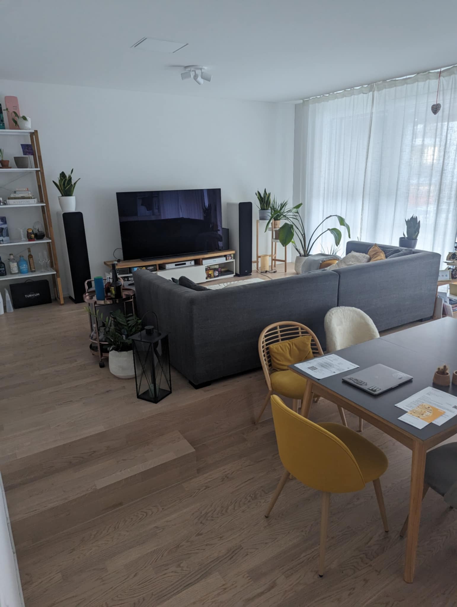 Alex trăiește în Elveția din 2017