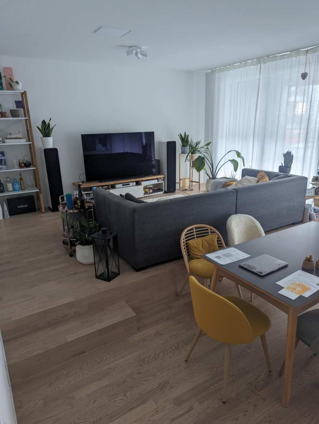 Alex trăiește în Elveția din 2017