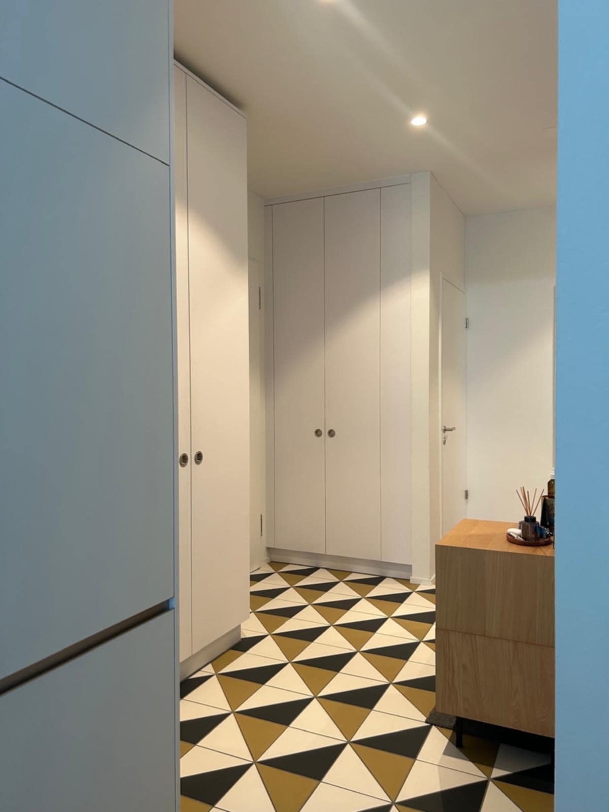 Alex nu a făcut schimbări la spațiu, deoarece când pleacă din chirie trebuie să lase apartamentul așa cum l-a luat