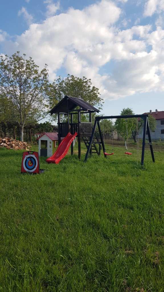 Tânăra mămică s-a ocupa prima oară de curte, pentru ca fiica ei să aibă un spațiu de joacă în aer liber