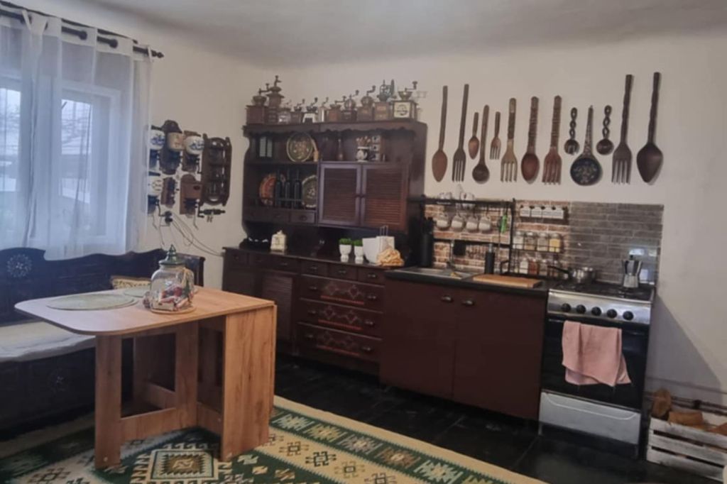 Tânăra a ales un decor rustic, iar multe dintre obiecte au fost recondiționate