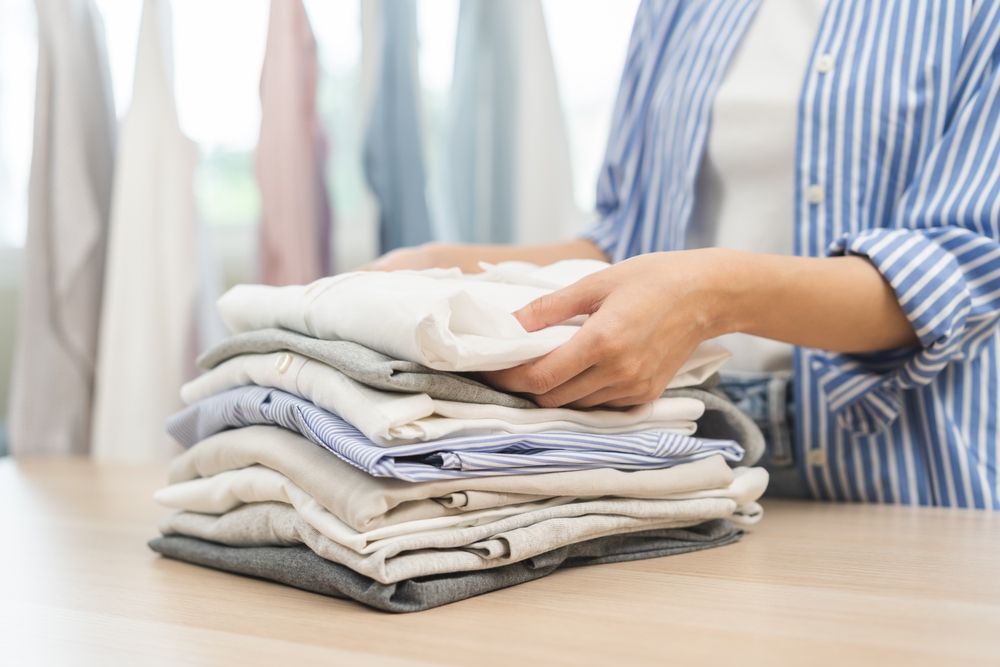 impaturire haine metode facute de femeie cu mana pe haine