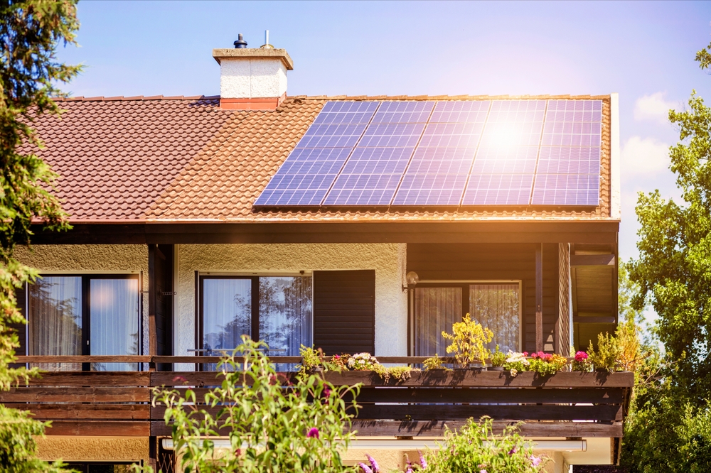 panouri solare pe casa in lumina soarelui