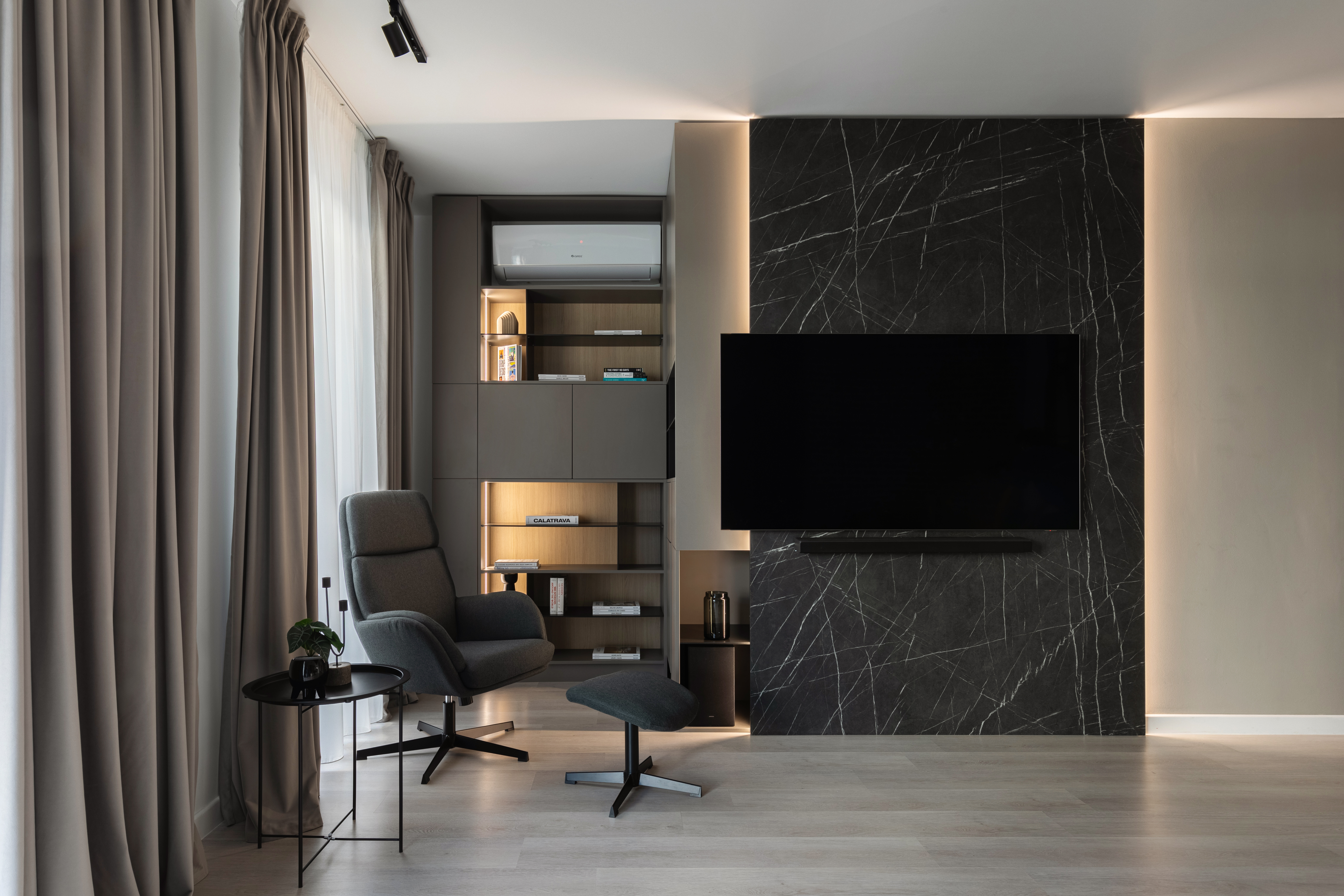 zonă de zi casă Voluntari loc de citit la geam fotoliu stil contemporan