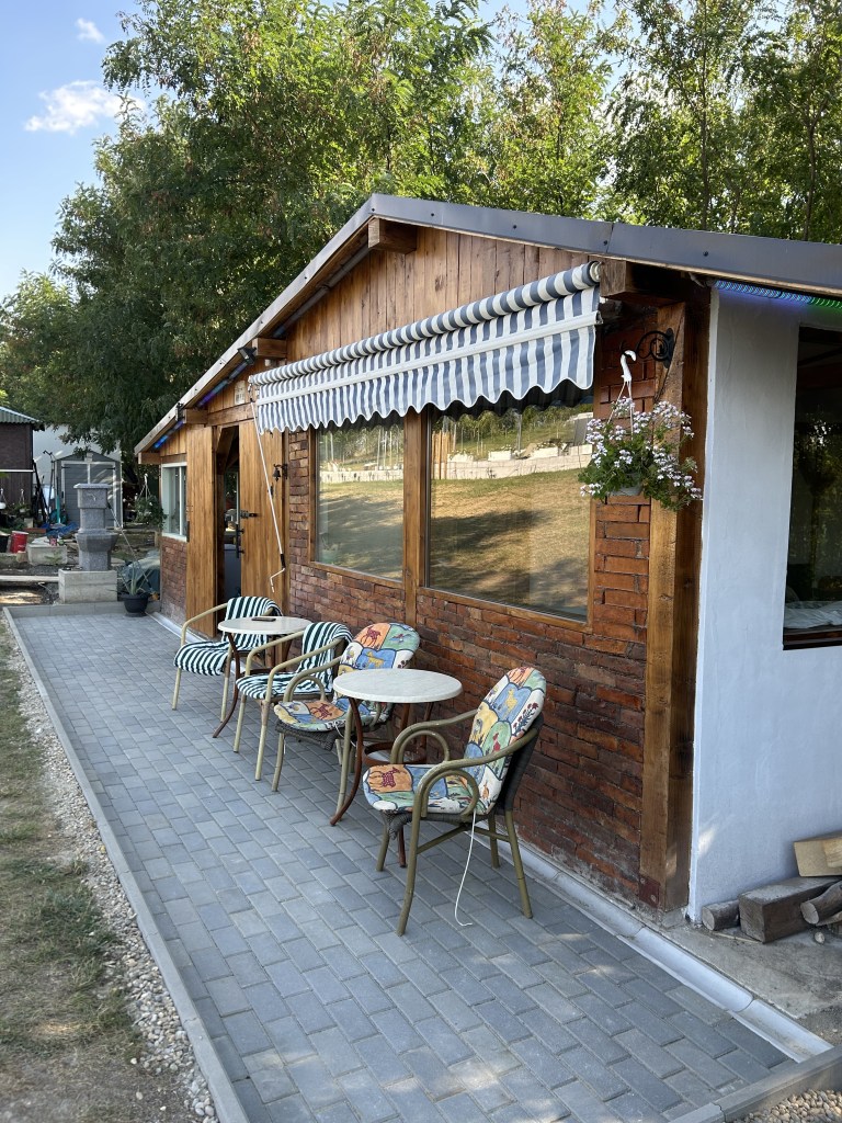 Dușița și soțul ei au transformat o magazie într-o căsuță cozy