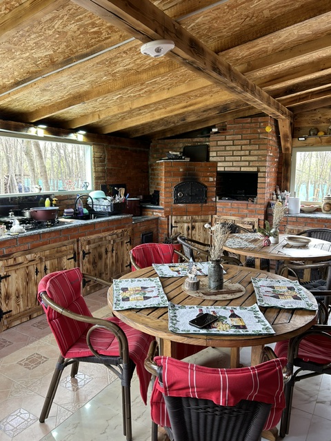 Design-ul este format din piese de mobilier recondiționate și obiecte de suflet donate de prieteni