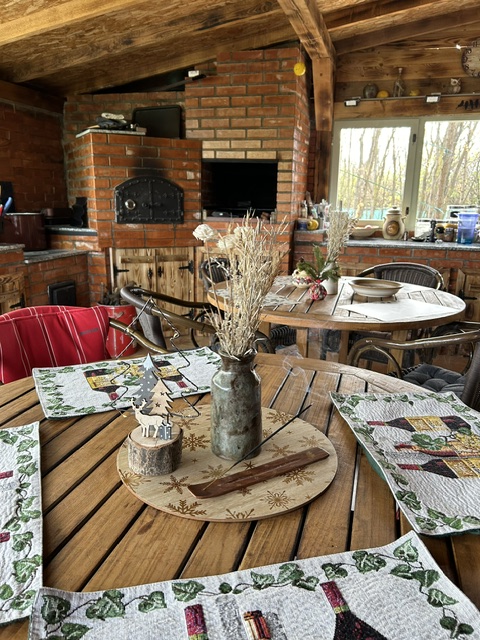 Design-ul este format din piese de mobilier recondiționate și obiecte de suflet donate de prieteni
