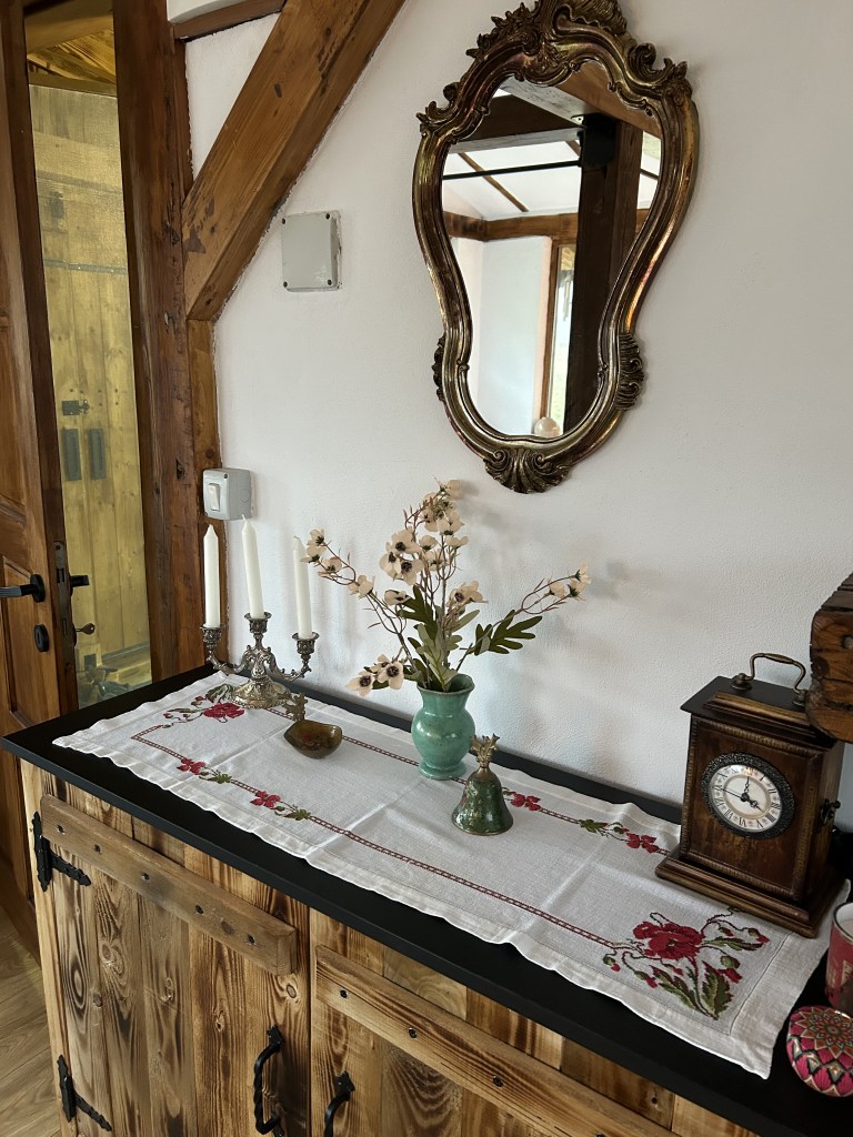Design-ul este format din piese de mobilier recondiționate și obiecte de suflet donate de prieteni
