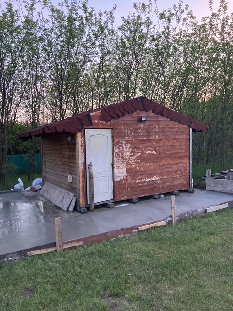 Dușița și soțul ei au transformat o magazie într-o căsuță cozy