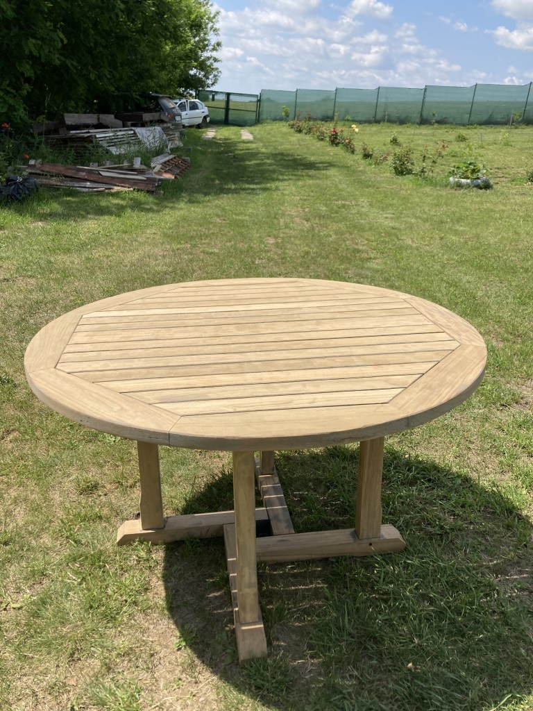 Design-ul este format din piese de mobilier recondiționate și obiecte de suflet donate de prieteni