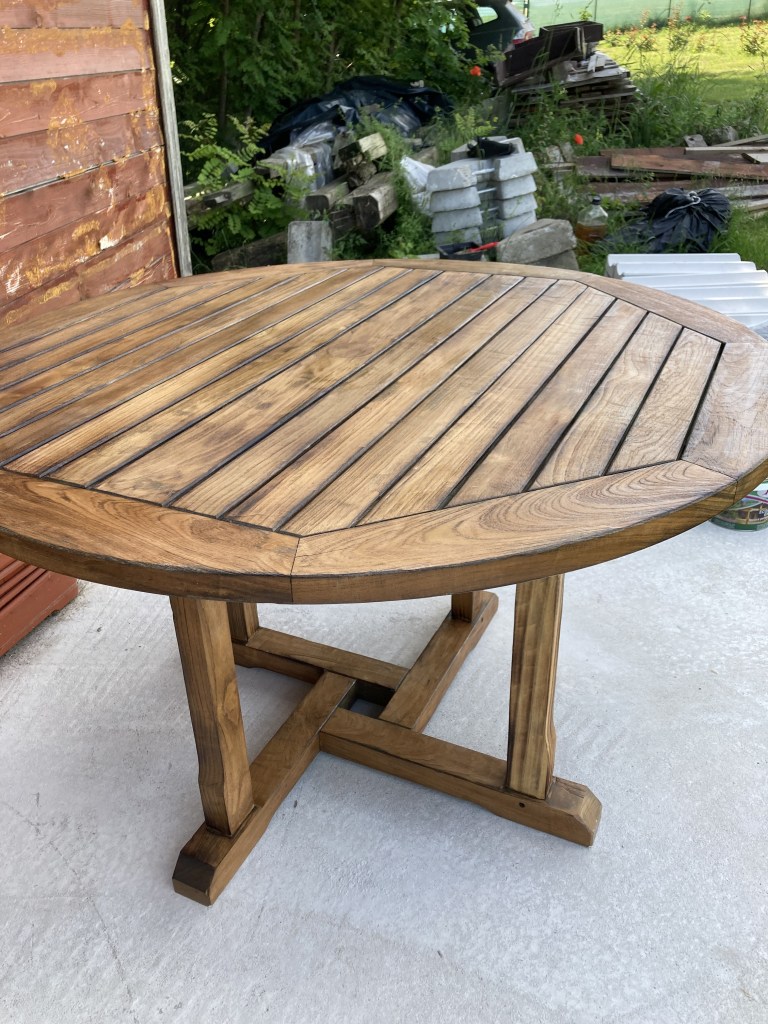 Design-ul este format din piese de mobilier recondiționate și obiecte de suflet donate de prieteni